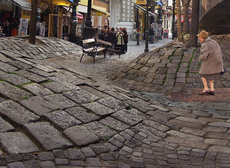 750x549, 257 Kb / бабушка, улица, скамейка, дорога