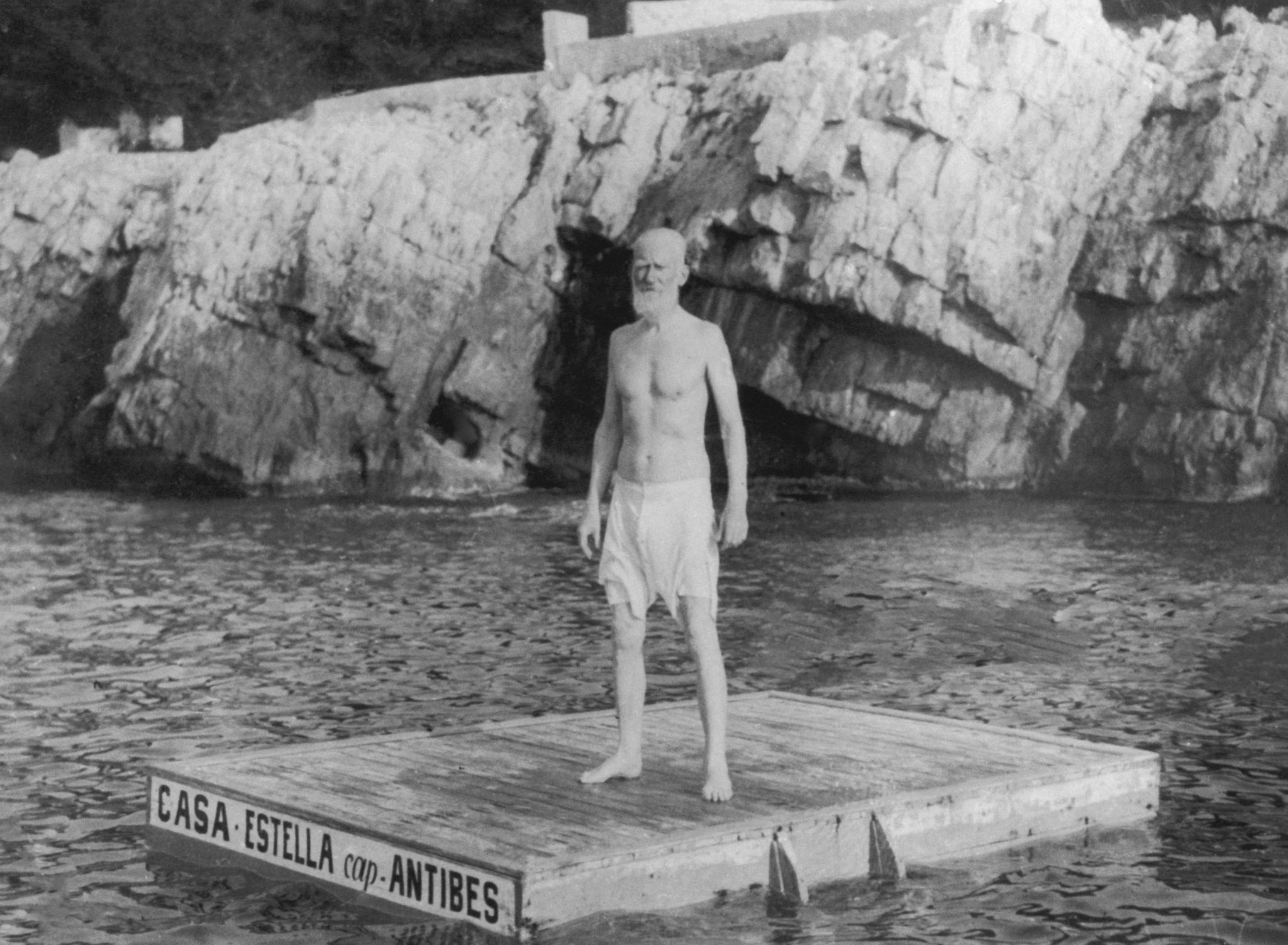 2048x1502, 418 Kb / Бepнард Шoу, ч/б, плот, шорты