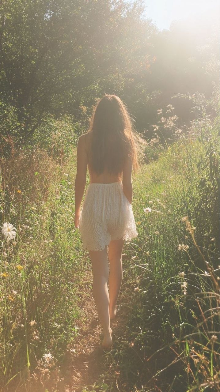 718x1280, 197 Kb / лес, тропинка, трава, шорты, кружева, без лица