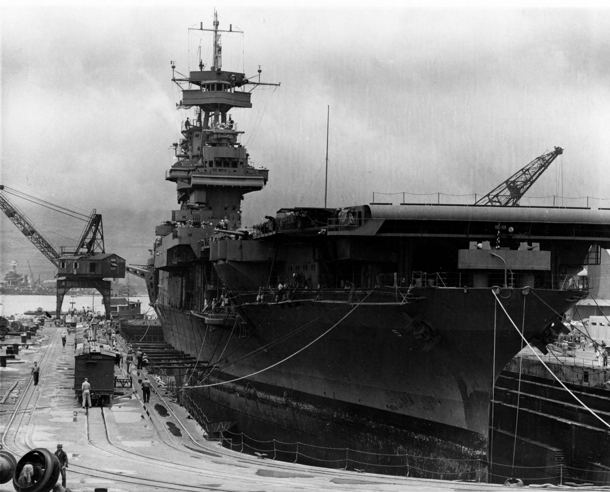 2048x1651, 454 Kb / ч/б, корабль, верфь, ремонт, авианосец, США, USS Yorktown