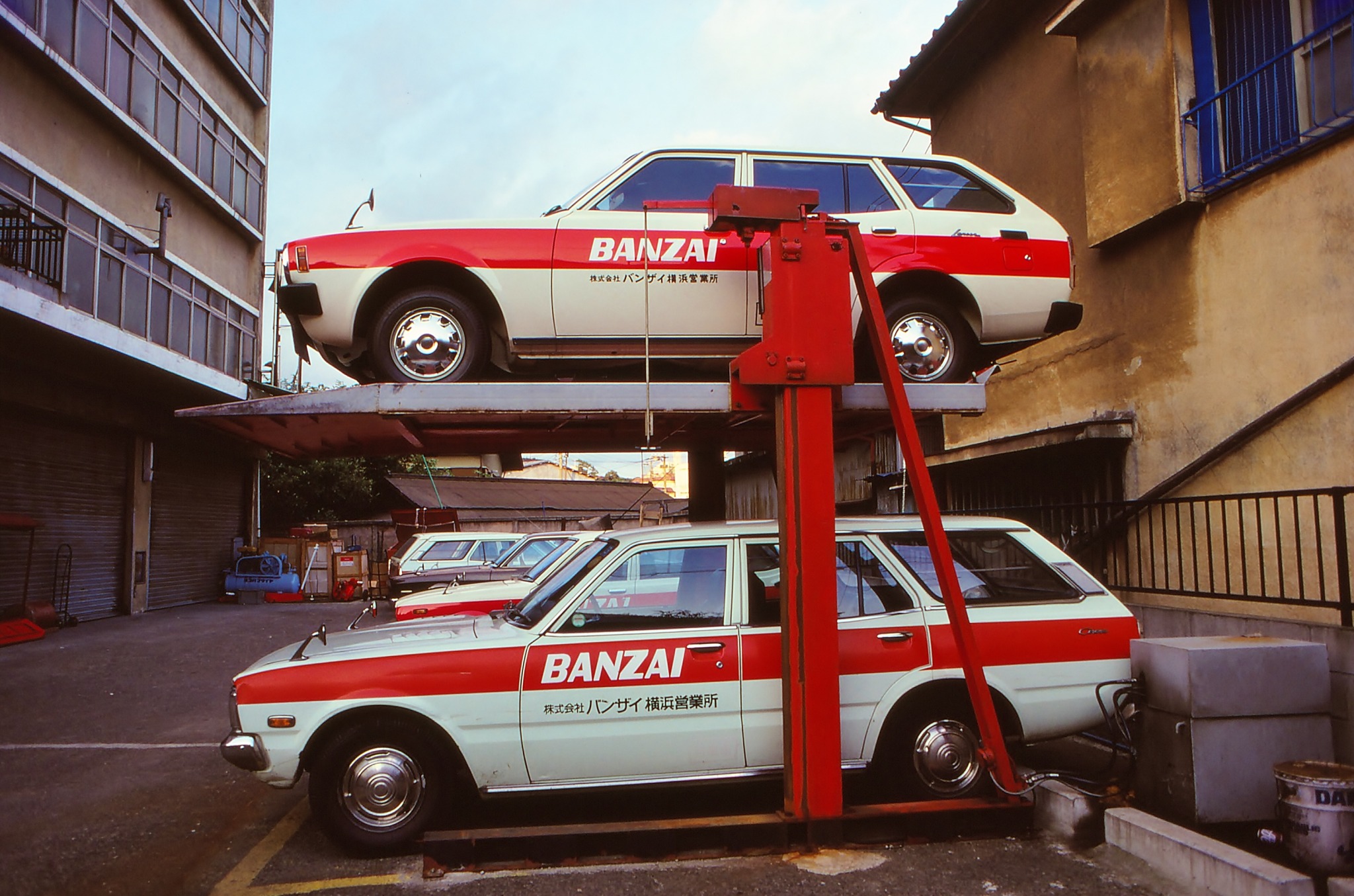 2048x1355, 576 Kb / автомобиль, классика, ретро, Toyota, лифт, парковка, подъемник, Banzai