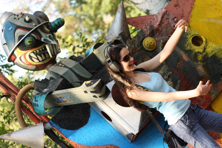 778x518, 159 Kb / робот, монстр, девушка, жертва