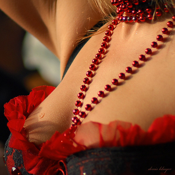 600x600, 99 Kb / смайлик, Денис Клюев, красное, бусы