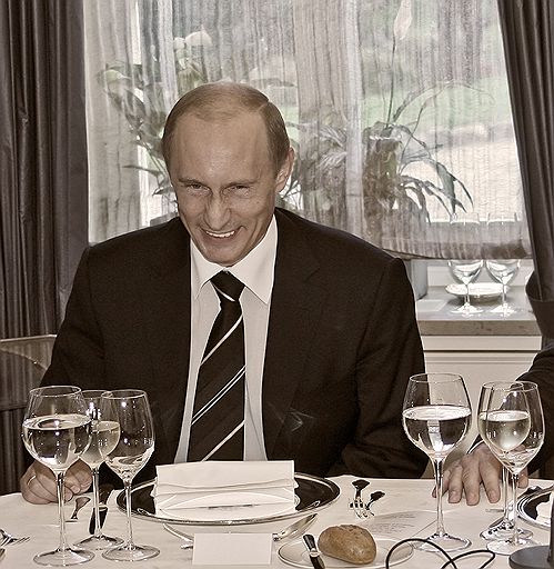 499x512, 64 Kb / путин, улыбка, стол