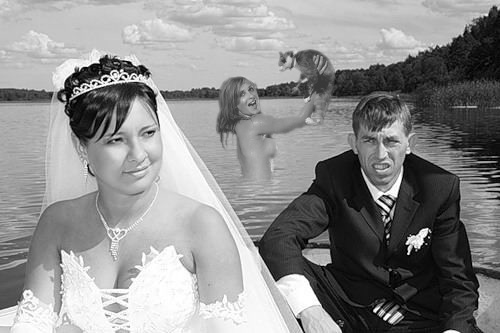 500x333, 43 Kb / ч/б, свадьба, невеста, лодка, вода, кошка, девушка