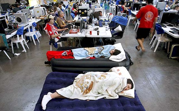 600x374, 122 Kb / кровать, надувной матрас, компьютер, юзеры