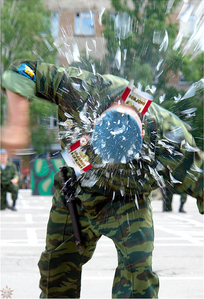 419x615, 166 Kb / десантник, бутылка, разбил