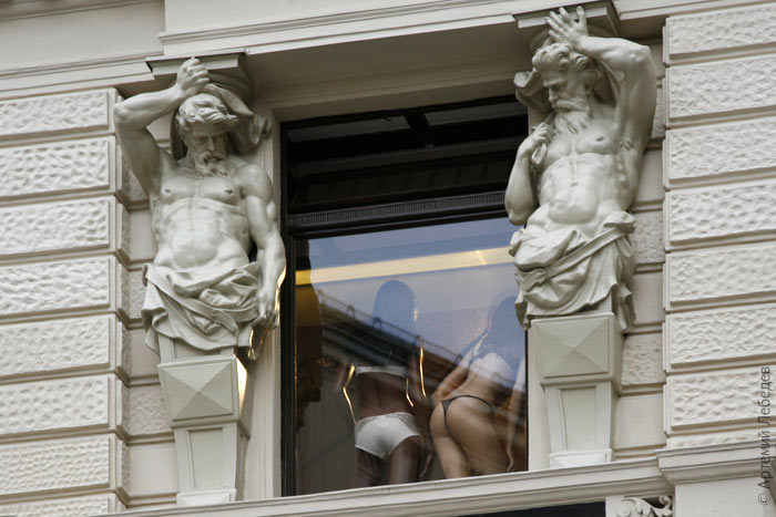 700x467, 64 Kb / атланты, окно, девушки, спина, попа