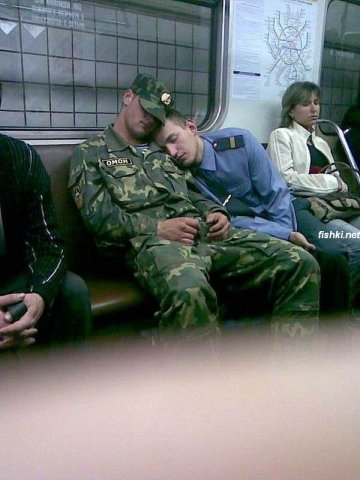 360x480, 37 Kb / мент, омон, метро, спят