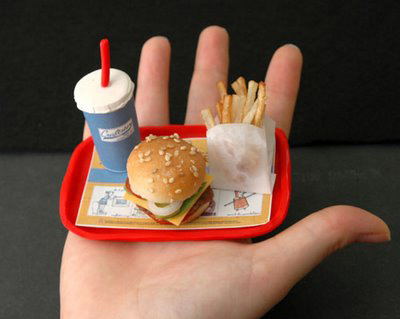 400x319, 75 Kb / гамбургер, сода, картошка фри, маленькое, рука