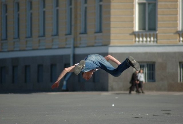 640x435, 30 Kb / полёт, асфальт, прыжок, попа