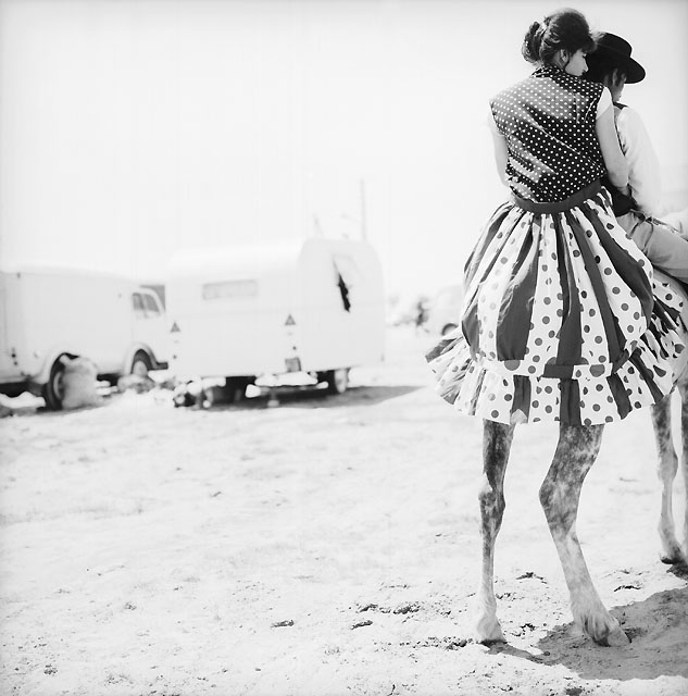 633x640, 93 Kb / ноги, копыта, юбка, горошек, ч/б