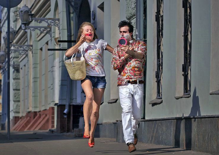 739x522, 71 Kb / спешка, помада, бритьё, бег, улица