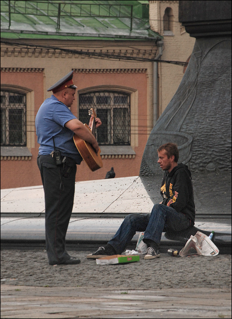 472x650, 281 Kb / мент, бомж, гитара