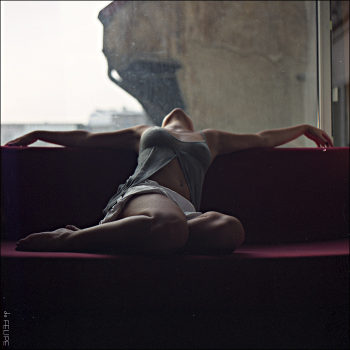 700x700, 152 Kb / майка, диван, шея, руки