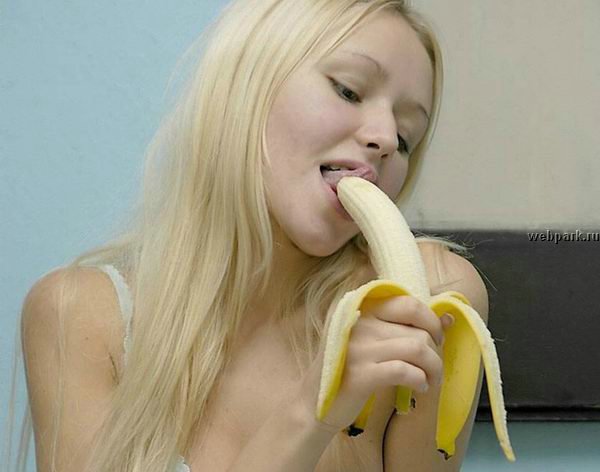 600x472, 36 Kb / банан, блондинка, язык