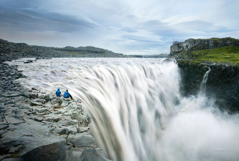 800x539, 78 Kb / Исландия, водопад, чуваки