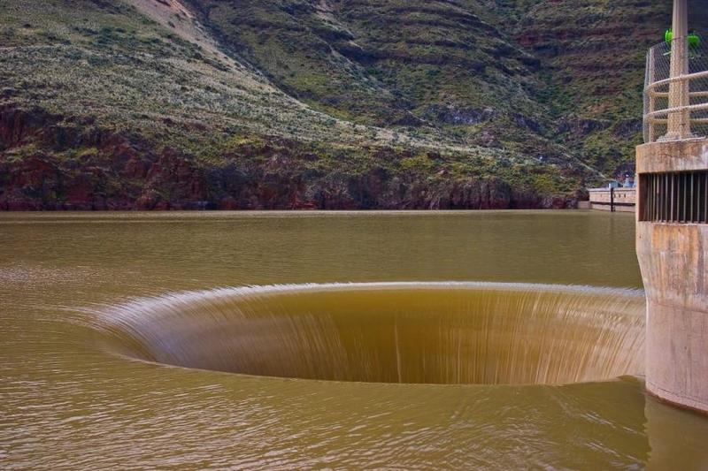 800x533, 77 Kb / водоём, воронка