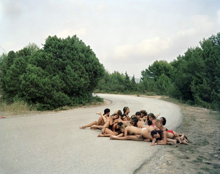 700x554, 75 Kb / девушки, дорога, блокада