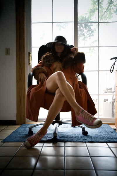 400x600, 188 Kb / кресло, шляпа, кеды, ковер, плитка, грудь, пальто