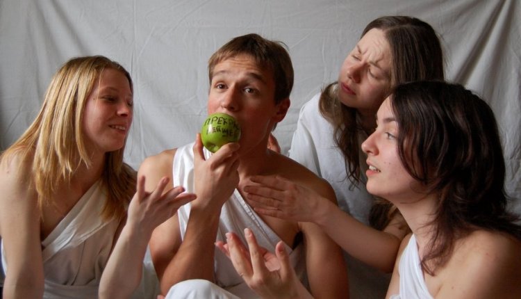 750x430, 50 Kb / парень, девушки, яблоко, раздор