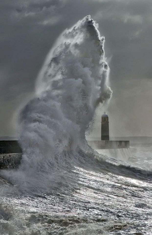 622x960, 88 Kb / маяк, шторм, волна