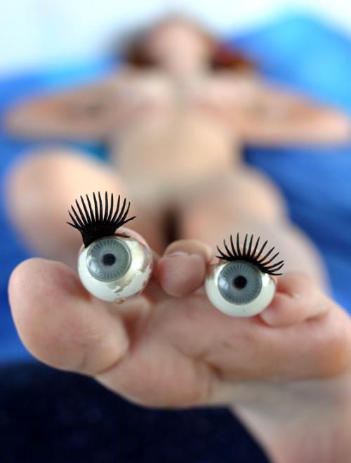 500x659, 24 Kb / нога, глаза