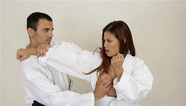 600x342, 25 Kb / карате, сиськи