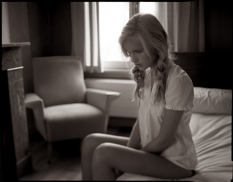 800x625, 179 Kb / девушка, ч/б, косы, рубкашка, кресло, постель