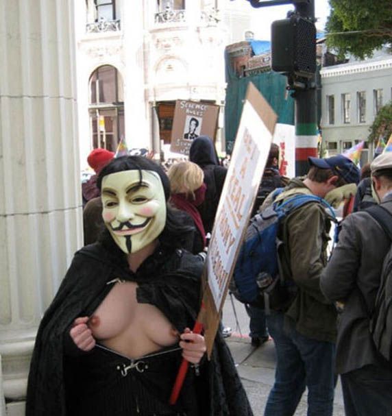 572x607, 66 Kb / хэллоуин, плащ, маска, колонна