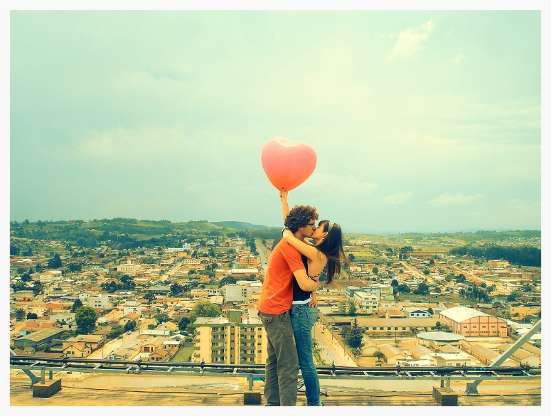 800x604, 283 Kb / город, крыша, поцелуй, шарик, любовь