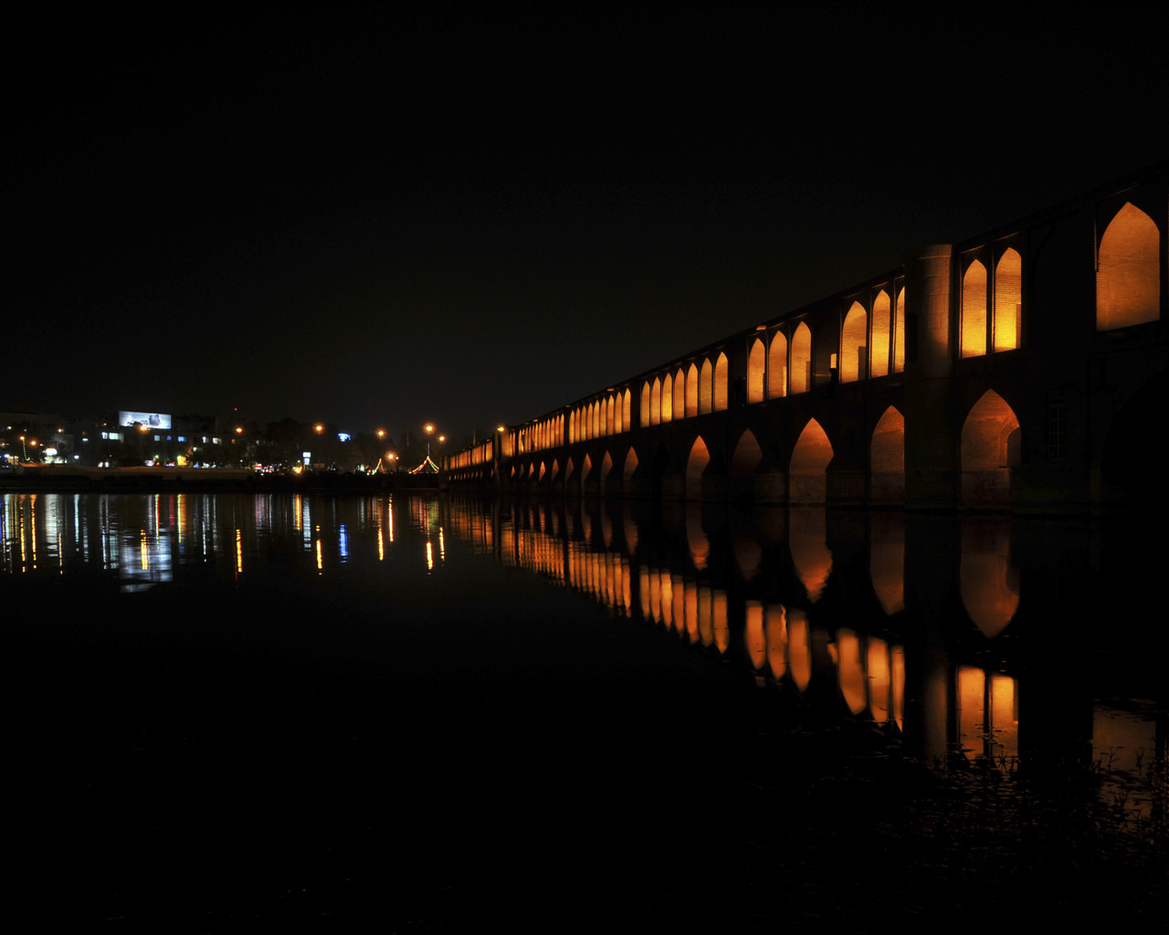 1280x1024, 200 Kb / обои, ночь, город, вода, огни