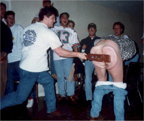 473x398, 38 Kb / жопа, удар, шлепок, тусовка, студенты, смех, без штанов, бита