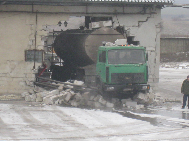 800x600, 107 Kb / авария, стена, грузовик