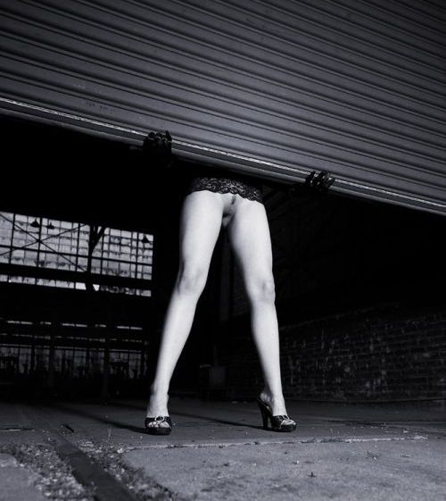 500x561, 48 Kb / ворота, ч/б, роллеты, ноги