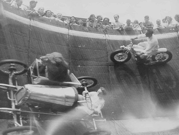 701x532, 78 Kb / цирк, лев, мотоцикл, шоу, ч/б, ретро