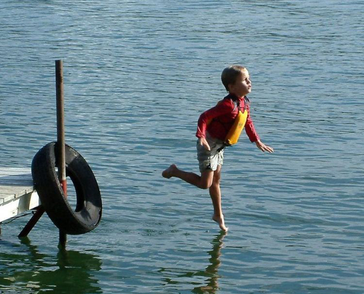 750x606, 195 Kb / купание, шина, мальчик, вода