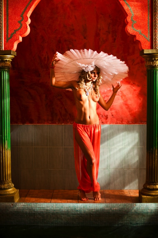 533x800, 141 Kb / шляпа, колонны, красное, топлесс