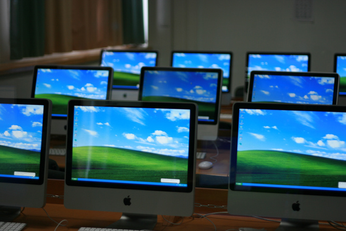 700x467, 216 Kb / Apple, мониторы, винда