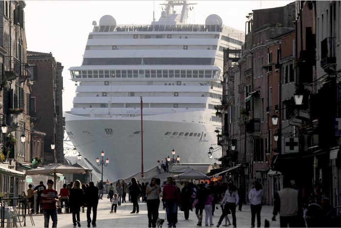 700x469, 62 Kb / лайнер