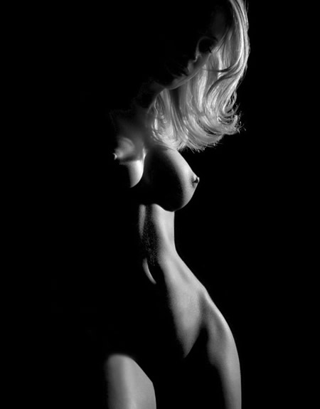 450x575, 18 Kb / сиськи, ч/б, свет