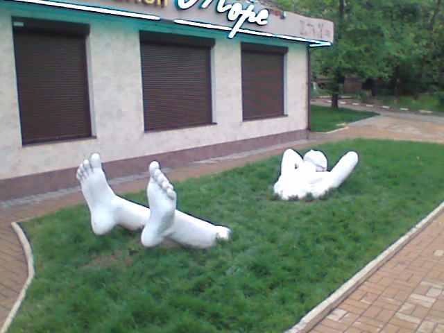 640x480, 50 Kb / пятки, газон