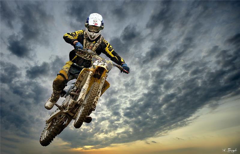 800x514, 54 Kb / мотоцикл, прыжок, небо, облака