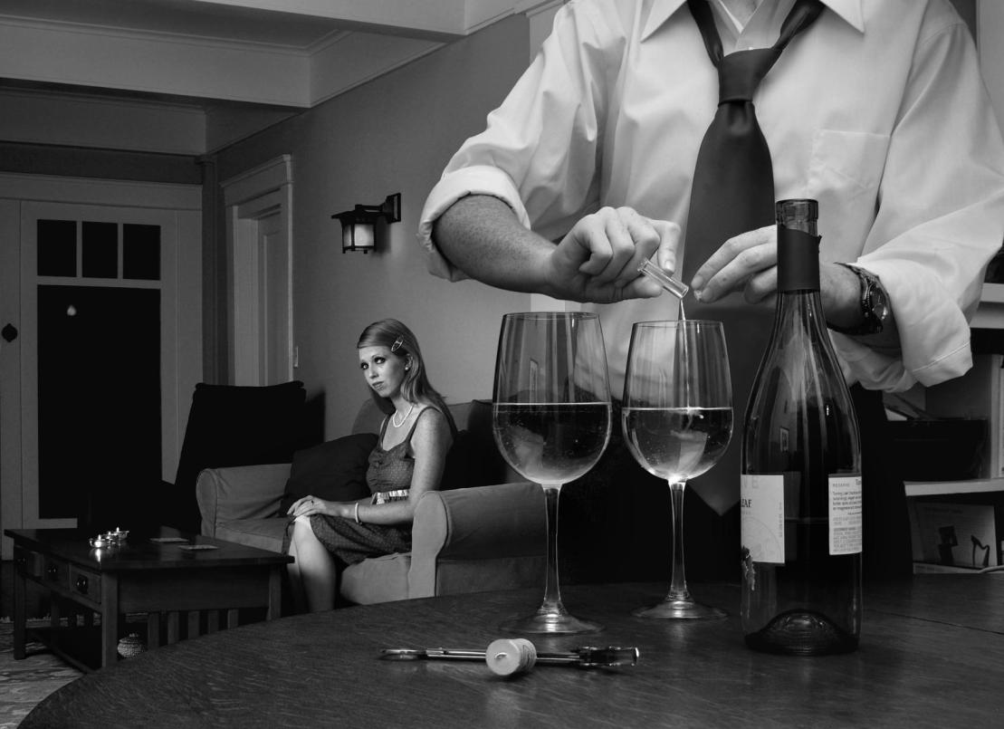 1109x805, 83 Kb / Вино, бокалы, клофелин, ч/б