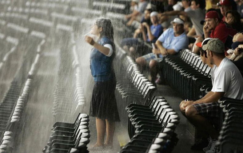 790x500, 66 Kb / дождь, трибуны, девушка