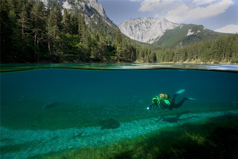 800x533, 61 Kb / озеро, аквалангист, горы, пейзаж, разрез