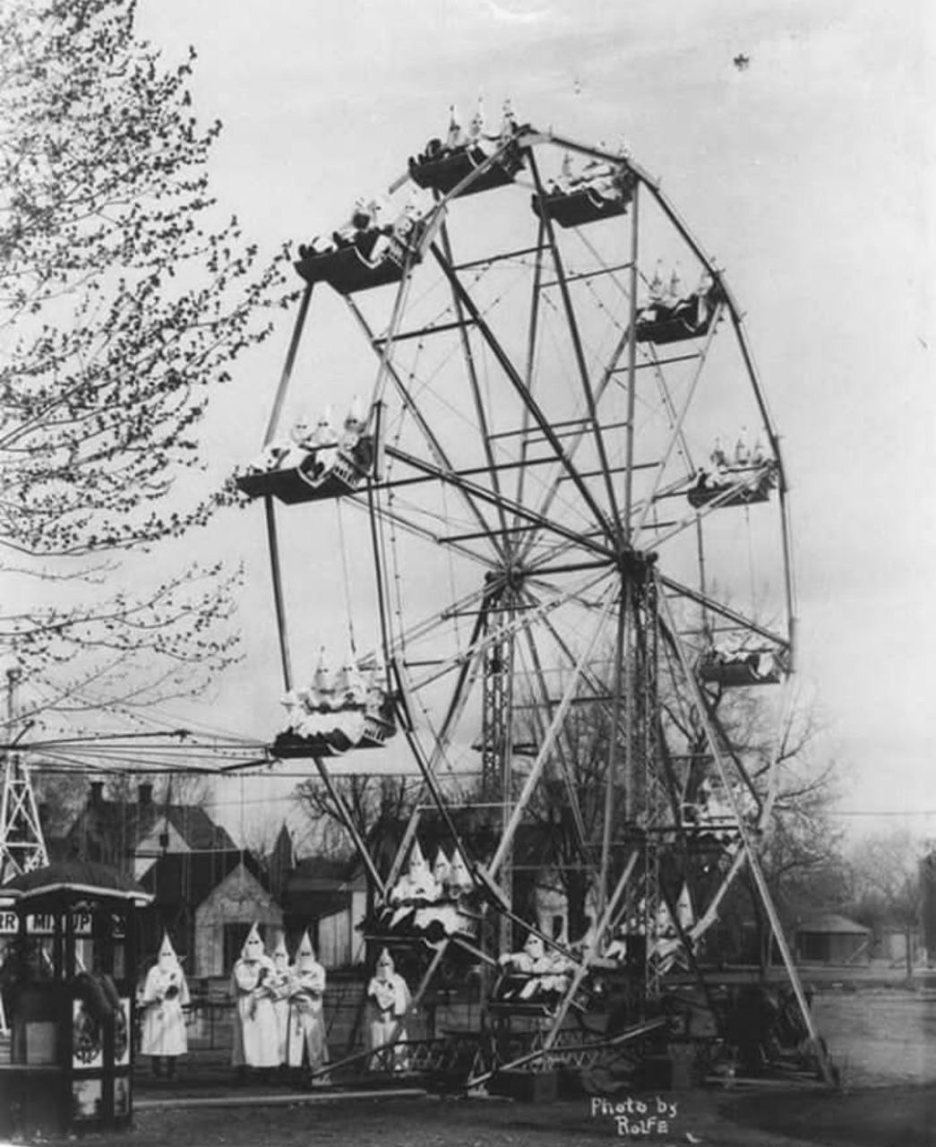 1045x1280, 193 Kb / ккк, ч/б, ку-клукс-клан, карусель