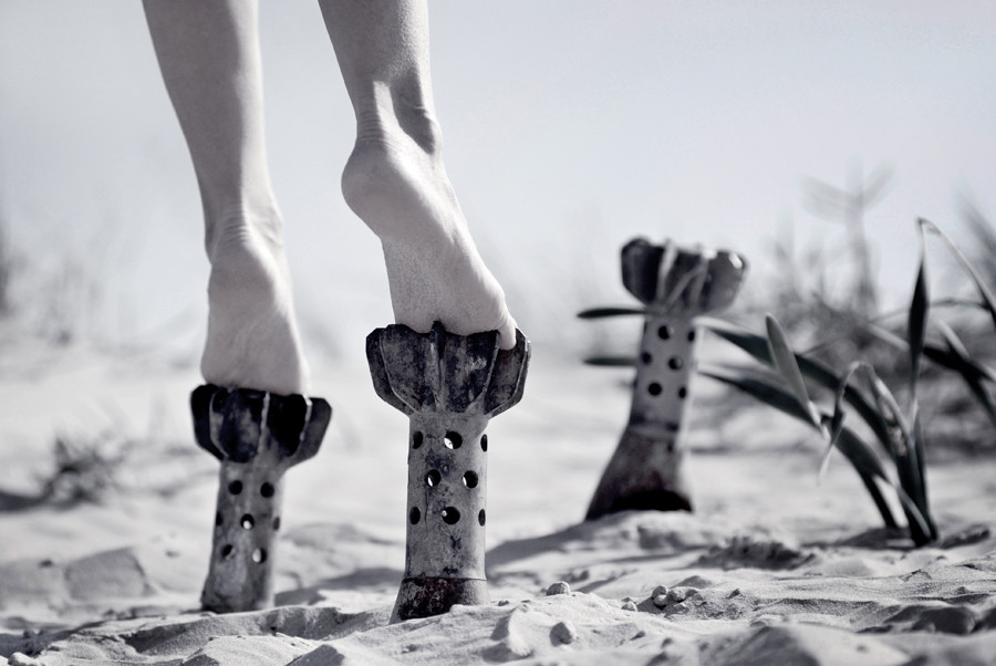 900x602, 100 Kb / ноги, бомбы, минометный, снаряд, ч/б