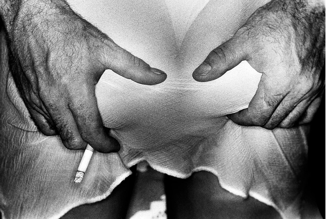 1072x714, 258 Kb / попа, сигарета, руки, ч/б