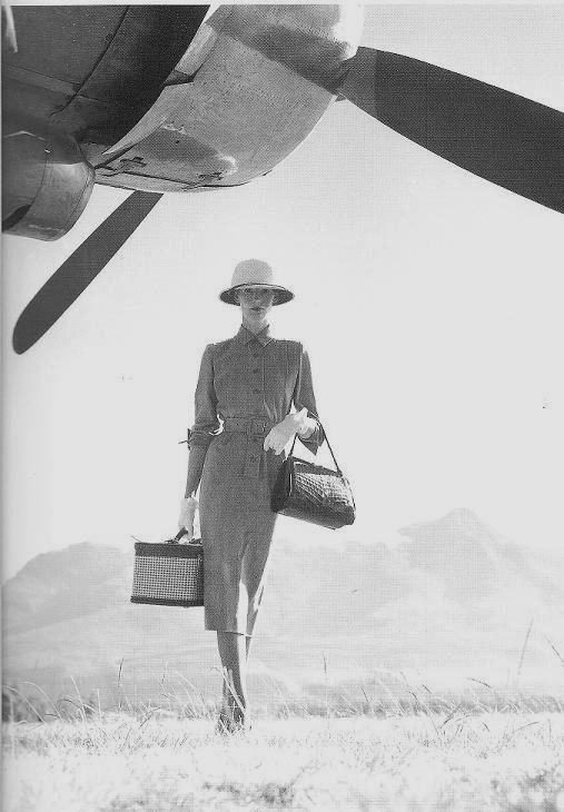 507x730, 74 Kb / женщина, аэродром, вертолёт, шляпа, перчатки, сумки, ч/б